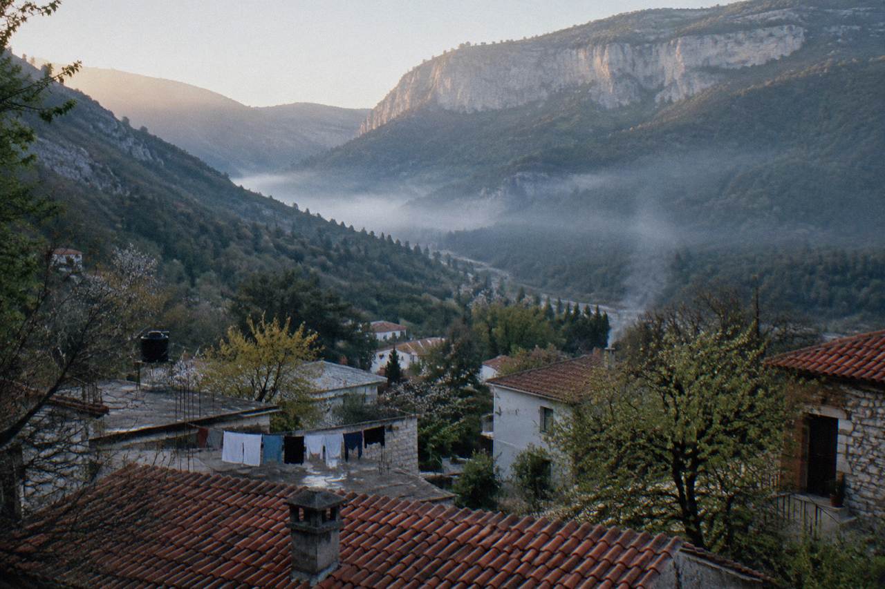 Wooded mountain slopes above a small town at the edge of a canyon in Santiago Nuevo León
